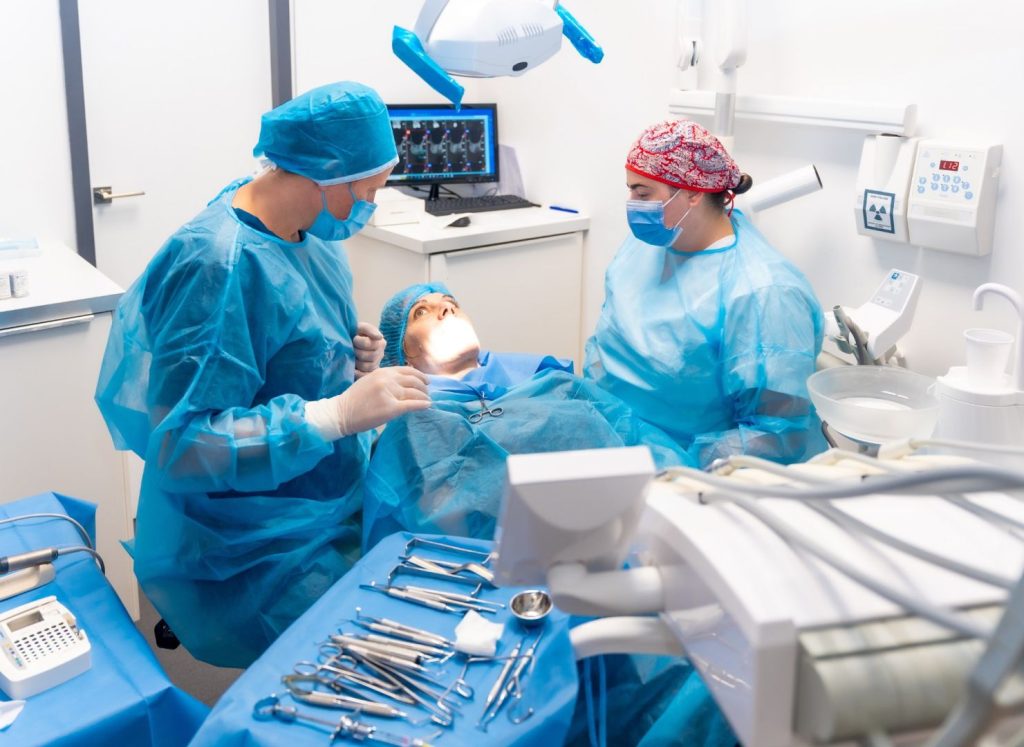 come si effettua un impianto dentale